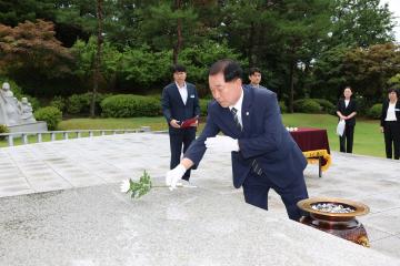 9대 의성군의회 후반기 의장단 충혼탑 참배