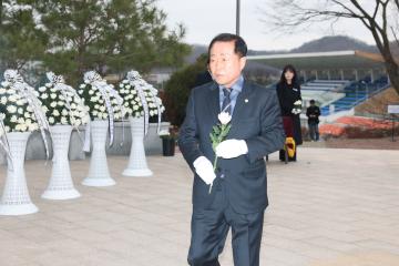 항일독립운동기념탑 참배